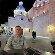 Me defino como una persona trabajadora y amable de cara al público.